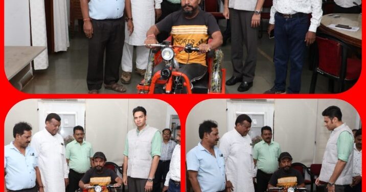कलेक्टर ने दिव्यांग रमेश को दी मोटराईज्ड ट्राइसाइकिल