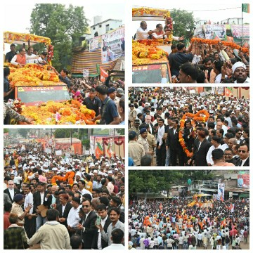 कुरवाई में आयोजित जन दर्शन यात्रा में मुख्यमंत्री को स्वागत की ब्यार ने आजाद नहीं होने दिया जनदर्शन हेतु रथ पर सवार हुए मुख्यमंत्री शिवराज सिंह चौहान पुष्प वर्षा, गुलाब की पंखुड़ियों की बौछार से मुख्यमंत्री जी का भव्य स्वागत हुआ रोड के दोनों ओर हजारों की संख्या में आम जनों ने किया स्वागत, मुख्यमंत्री जी आमजनो से आत्मियता से मिले