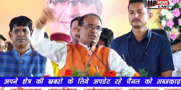 मेरे बेटा-बेटियों, आज ही मैंने कक्षा 6वीं और कक्षा 9वीं में दूसरे गांव पढ़ाने जाने वाले विद्यार्थियों के खाते में साइकिल के लिए ₹4500 की राशि डाली है।  अभी 23 अगस्त को 12वीं कक्षा में अपने-अपने स्कूल में पहले नंबर पर आने वाली बेटी को स्कूटी और बेटे को स्कूटर दिलवाऊंगा: CM