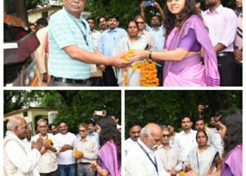 कलेक्टर सुश्री ऋजु बाफ़ना ने तीर्थयात्रियों को यात्रा की शुभकामनाएँ देकर रवाना किया।