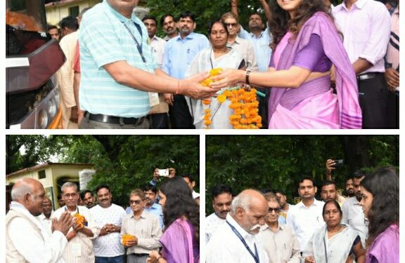 कलेक्टर सुश्री ऋजु बाफ़ना ने तीर्थयात्रियों को यात्रा की शुभकामनाएँ देकर रवाना किया।