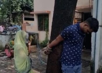 प्रेमी और प्रेमिका को ग्रामीणों ने रंगेहाथ पकड़ा  दोनों को पेड़ से बांधकर दी तालिबानी सजा
