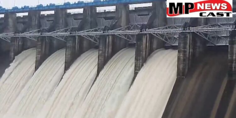नर्मदापुरम सीजन में पहली बार तवा डैम के 5 गेट 5-5 फीट तक खुले देखें VIDEO
