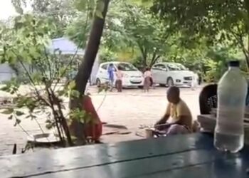 शिक्षिका द्वारा छात्रों से साफ जा रही अपनी गाड़ी वायरल VIDEO