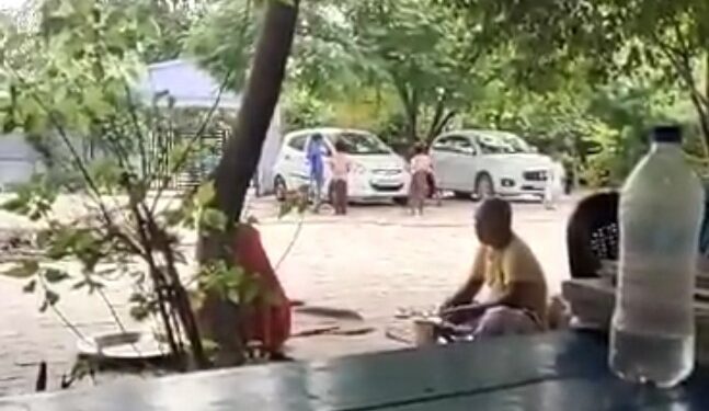 शिक्षिका द्वारा छात्रों से साफ जा रही अपनी गाड़ी वायरल VIDEO