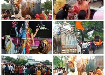 सौसर  अभूतपूर्व उत्साह एवं उमंग के साथ भगवान अर्धनारीश्वर की मूर्ति का आगमन  बाइक रैली में युवाओं का जोश काबिले-तारीफ  बरसतें पानी में भजन-कीर्तन करते चली भजन मंडलियां