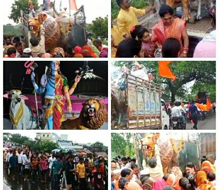सौसर  अभूतपूर्व उत्साह एवं उमंग के साथ भगवान अर्धनारीश्वर की मूर्ति का आगमन  बाइक रैली में युवाओं का जोश काबिले-तारीफ  बरसतें पानी में भजन-कीर्तन करते चली भजन मंडलियां