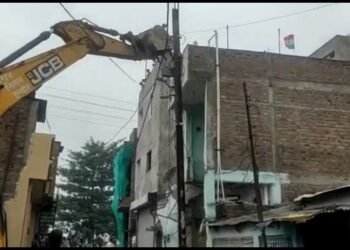 युवक की गाड़ी ओवरटेक कर हत्या के आरोपी सद्दाम के मकान पर चला बुलडोजर