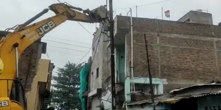 युवक की गाड़ी ओवरटेक कर हत्या के आरोपी सद्दाम के मकान पर चला बुलडोजर