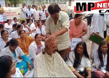 संयुक्त कर्मचारी कल्याण संघ के बैनर तले संचालनालय स्वास्थ्य सेवा ऑफिस के बाहर ANM LHB कर्मचारियों ने मुंडन कर विरोध प्रदर्शन किया