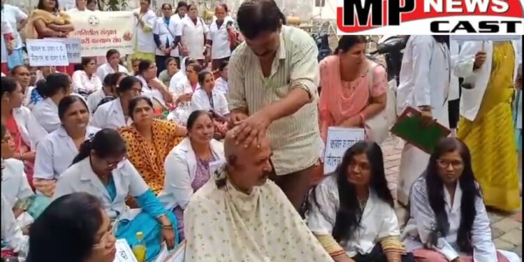 संयुक्त कर्मचारी कल्याण संघ के बैनर तले संचालनालय स्वास्थ्य सेवा ऑफिस के बाहर ANM LHB कर्मचारियों ने मुंडन कर विरोध प्रदर्शन किया