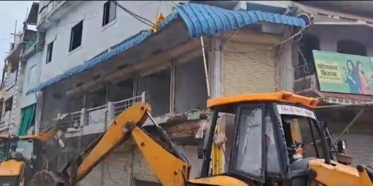 आदिवासी नाबालिक बालिका से दुष्कर्म करने वाले आरोपी के मकान को जिला प्रशासन, पुलिस प्रशासन, नगरीय प्रशासन ने कार्रवाई कर तोड़ा