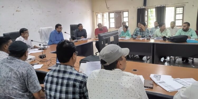 जिला पंचायत सभाकक्ष में जिला सीईओ शिशिर गेमावत कर रहे है, मनरेगा योजना के अंतर्गत कराए गए निर्माण कार्यों की समीक्षा।