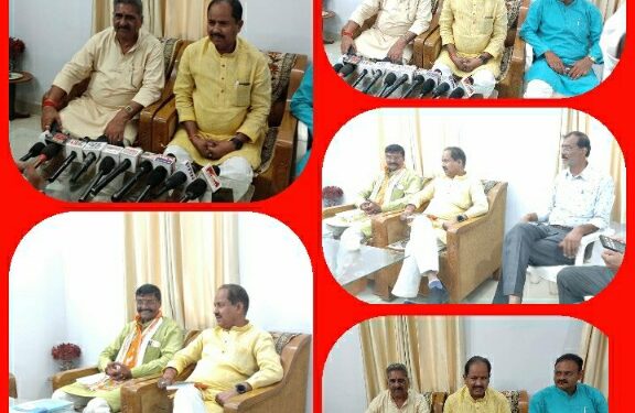 विधायक प्रवास अभियान के तहत पवई पहुंचे यूपी के विधायक | वर्तमान विधायक के विकास कार्यों पर जनता से कर रही संवाद मीडिया से रूबरू होते हुए दी संगठन की जानकारी