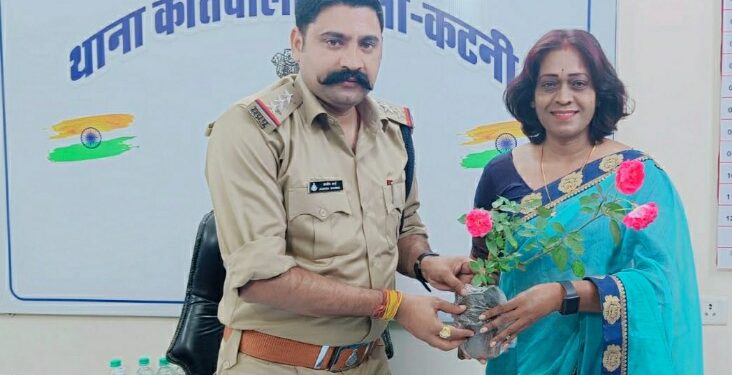 मुस्कान ड्रीम्स फाउंडेशन ने कटनी नवनियुक्त थाना प्रभारी को पुष्पों की माला पहनाकर एवं पौधा भेंट कर किया स्वागत