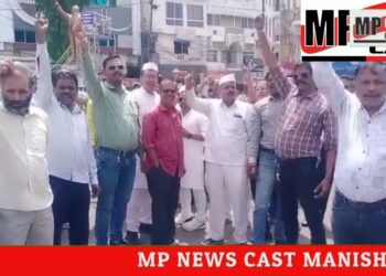 सरकारी अधिकारी,कर्मचारी अपनी मांगों को लेकर सामूहिक अवकाश पर, रैली निकालकर जताया विरोध