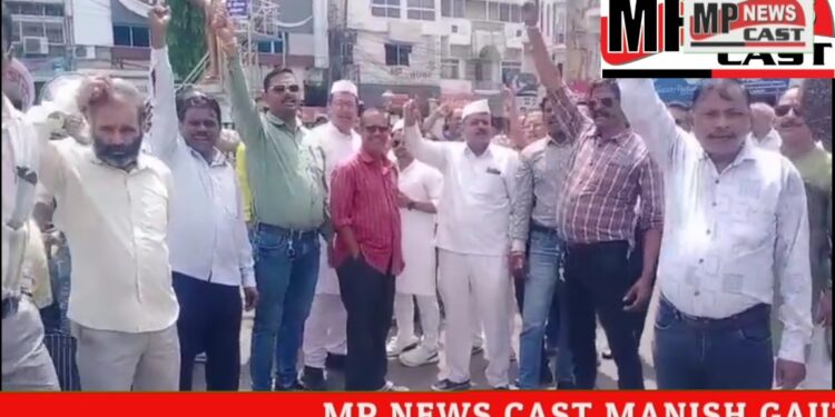 सरकारी अधिकारी,कर्मचारी अपनी मांगों को लेकर सामूहिक अवकाश पर, रैली निकालकर जताया विरोध