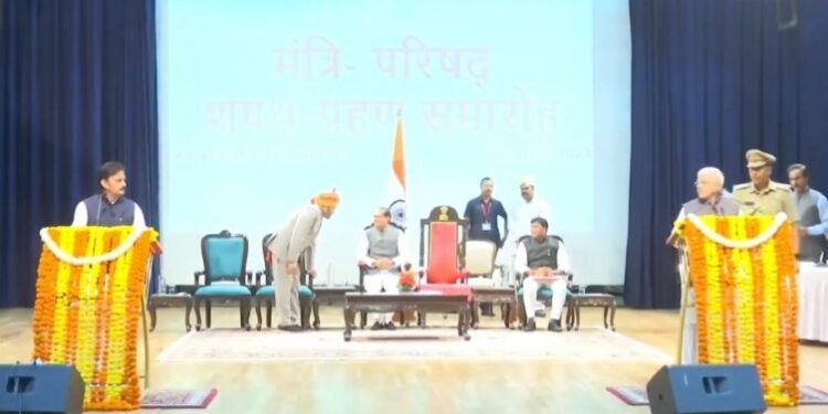 रीवा विधायक राजेंद्र शुक्ल ने पद व गोपनीयता की शपथ ली