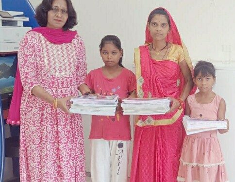 जरूरतमंद बच्चों को बांटी गई शिक्षण सामग्री : एक कदम शिक्षा की ओर