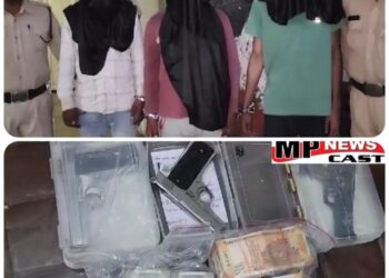 पेट्रोल पंप पर गोली चलाने वाले तीन आरोपी गिरफ्तार, हवाले का रुपया लेकर जा रहे थे आरोपी, पेट्रोल भरने के दौरान हुआ था विवाद, पुलिस ने हवाले का 8 लाख रुपए और तीन पिस्तौल की जब्त, एरोड्रम थाना क्षेत्र का मामला, देखें VIDEO
