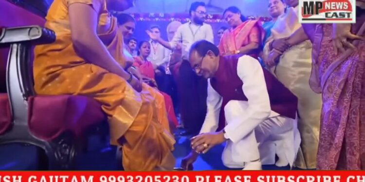 लाड़ली बहना सम्मेलन” के शुभ अवसर पर “लाड़ली बहनों” के पैर पखारे और उनका पूजन किया।