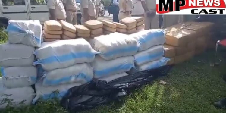 पुलिस ने किया 3 करोड़ का 1200 किलो गांजा जब्त, बल्लियों से भरे ट्रक