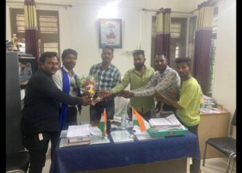 छिंदवाड़ा आजाद समाज पार्टी,जिला अध्यक्ष,एवम भीम आर्मी कार्यकर्ताओ ने किया थाना कोतवाली* *नए आए टी आई का स्वागत।*