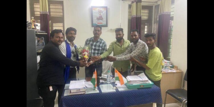 छिंदवाड़ा आजाद समाज पार्टी,जिला अध्यक्ष,एवम भीम आर्मी कार्यकर्ताओ ने किया थाना कोतवाली* *नए आए टी आई का स्वागत।*
