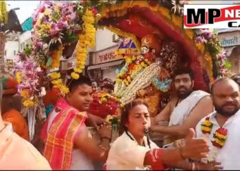 सावन के आखरी सोमवार को बाबा महाकाल की आठवीं सवारी धूमधाम के साथ निकाली, पालकी में विराजित होकर प्रजा का हाल जानने निकले महाकाल