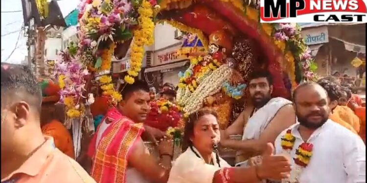 सावन के आखरी सोमवार को बाबा महाकाल की आठवीं सवारी धूमधाम के साथ निकाली, पालकी में विराजित होकर प्रजा का हाल जानने निकले महाकाल