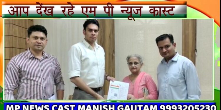 *कलेक्टर के विशेष प्रयास से बना मानसिक और शारीरिक दिव्यांग युवक का आधार कार्ड* *निशक्त पेंशन में आ रही बाधा हुई दूर, वृद्ध मां के चेहरे पर आई मुस्कान*