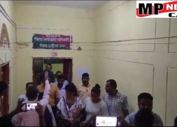 उमरिया जिला आबकारी अधिकारी रिनी गुप्ता 1 लाख 20 हजार रुपए की रिश्वत लेते हुईं ट्रैप, VIDEO