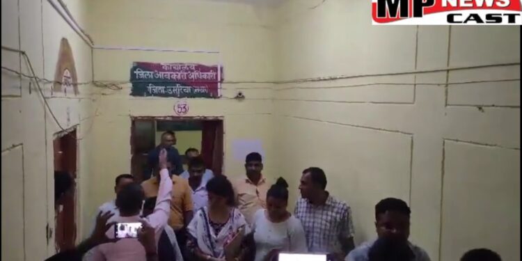 उमरिया जिला आबकारी अधिकारी रिनी गुप्ता 1 लाख 20 हजार रुपए की रिश्वत लेते हुईं ट्रैप, VIDEO