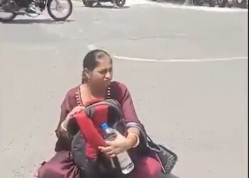 ठेकेदार भुगतान न होने से परेशान होकर पत्नी के साथ CM हाउस के सामने सड़क पर बैठा, आत्महत्या की दी चेतावनी
