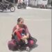 ठेकेदार भुगतान न होने से परेशान होकर पत्नी के साथ CM हाउस के सामने सड़क पर बैठा, आत्महत्या की दी चेतावनी