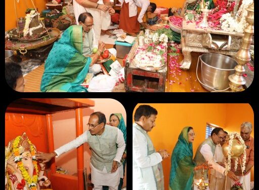 मुख्यमंत्री शिवराज सिंह चौहान ने आज नर्मदापुरम जिले के सिवनी मालवा के चांदगढ़ कुटी में परम पूज्य गुरुदेव श्री श्री श्री षणमुखानंद जी महाराज (हीरापुर वाले) जी से आशीर्वाद प्राप्त किया।