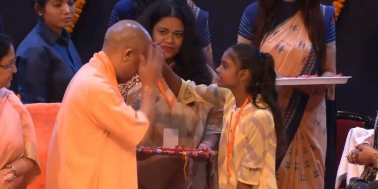 बहन के प्यार का बंधन, भाई का रक्षा-सुरक्षा का संकल्प”  मुख्यमंत्री योगी जी का रक्षाबंधन पर बहनों को तोहफा देखिए VIDEO