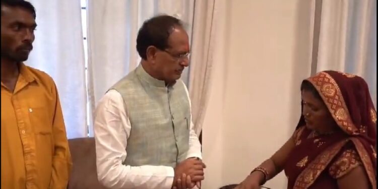 छतरपुर से पैदल चलकर अपने पति के साथ भोपाल आईं विमला प्रजापति से मुख्यमंत्री शिवराज सिंह चौहान ने राखी बँधवाई 