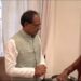 छतरपुर से पैदल चलकर अपने पति के साथ भोपाल आईं विमला प्रजापति से मुख्यमंत्री शिवराज सिंह चौहान ने राखी बँधवाई 