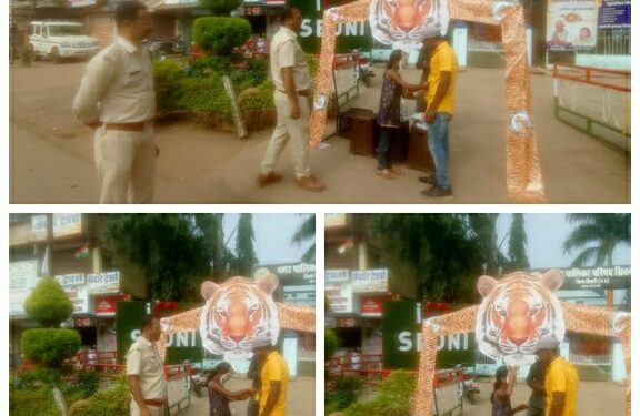 पेंच रिजर्व टाईगर डी एफ ओ सिवनी की अनोखी पहल   टाईगर बचाओ की शपथ ली और दिलवाई हाथों में हज़ारों भाई को राखी बांधने के साथ मिठाई खिलाई गांव की बेटी ने