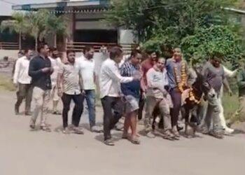गधे पर उल्टा बिठाकर एक व्यक्ति को गांव भर में घुमाया, देखें VIDEO