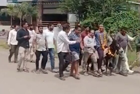 गधे पर उल्टा बिठाकर एक व्यक्ति को गांव भर में घुमाया, देखें VIDEO