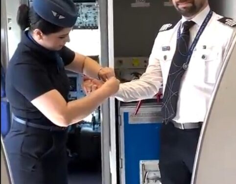 30 हजार फीट की ऊंचाई पर बांधा रक्षा सूत्र, देखें VIDEO