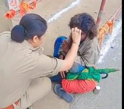 पुलिस का मानवीय चेहरा वीडियों देखकर आंसू आ जाऐ वायरल VIDEO