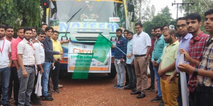 मुख्यमंत्री यूथ इंटर्नशिप कार्यक्रम” भोपाल में भाग लेने हेतु जिले के जनसेवा मित्रों को जिला पंचायत के सीईओ शिशिर गेमावत ने बस को ग्रीन फ्लैग दिखाकर किया रवाना।