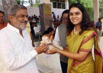 कलेक्टर सुश्री ऋजु बाफना ने स्वतंत्रता संग्राम सेनानियों के परिजनों को भी शाल- श्रीफल देकर सम्मानित किया।