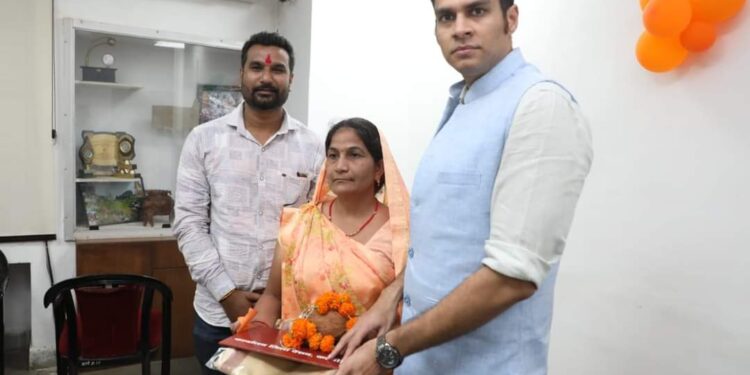 कलेक्टर श्री प्रसाद द्वारा पीपीओ वितरित