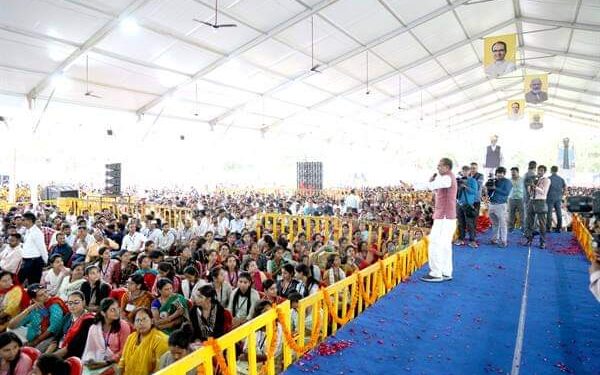 मुख्यमंत्री शिवराज सिंह चौहान ने नवनियुक्त 5 हजार 580 शिक्षकों को प्रदान किए नियुक्ति बधाई पत्र शिक्षकों पर भावी पीढ़ी को गढ़ने, उन्हें आधुनिकता में ढालने और नई दिशा देने की जिम्मेदारी है : प्रधानमंत्री श्री मोदी