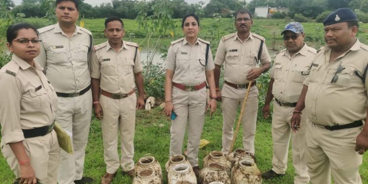 975 किलोग्राम महुआ लाहन एवं 16 लीटर अबैध हाथ भट्टी मदिरा जप्त  5 न्यायालयीन प्रकरण आबकारी अधिनियम के तहत पंजीबद्ध