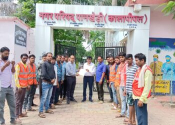 मध्यप्रदेश नगरीय निकाय के सभी वर्ग के दैनिक वेतनभोगी कर्मचारी अपनी मांगों को लेकर अनिश्चितकालीन हड़ताल पर ज्ञापन सौंपा…।